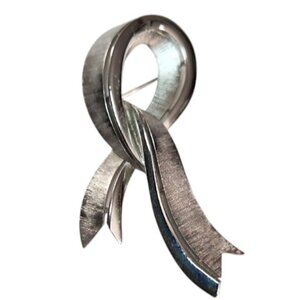 Vintage Trifari Silver Ribbon Brooch – Elegant Brushed & Polished Metal Pin